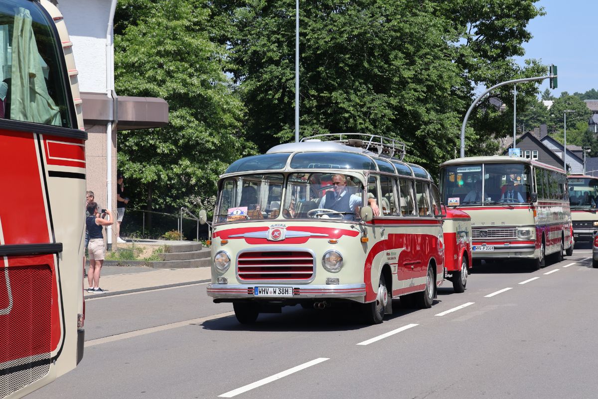 Нижняя Саксония, Setra S6 № 38; Северный Рейн-Вестфалия — 130 лет с запуска первого в мире автобусного маршрута