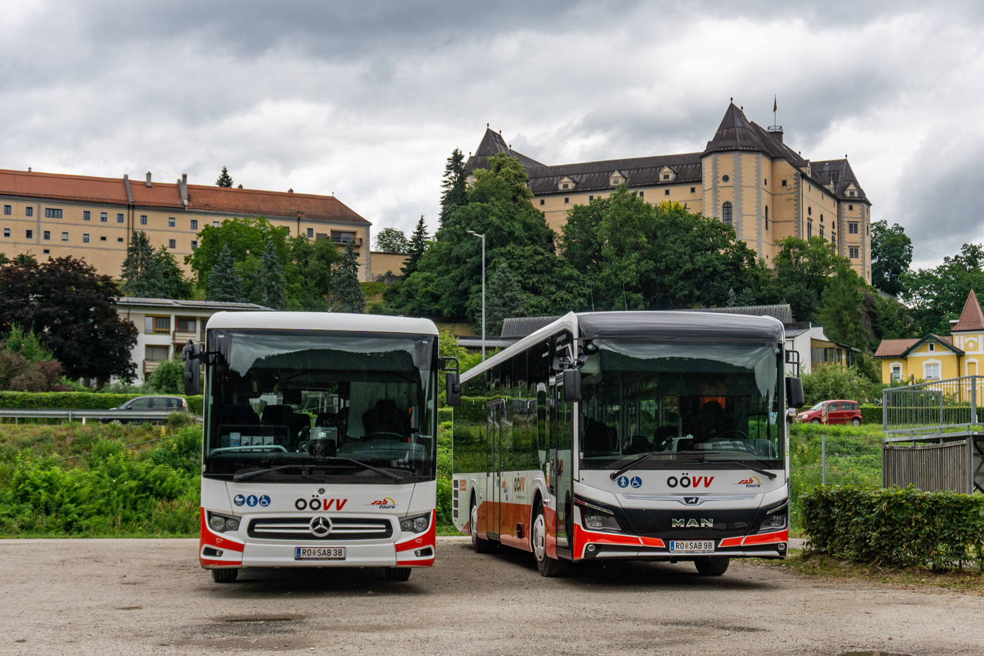 Австрия, Mercedes-Benz Intouro III № RO SAB 38; Австрия, MAN 42C Lion's Intercity LE 12 LEÜ360 EfficientHybrid № RO SAB 98