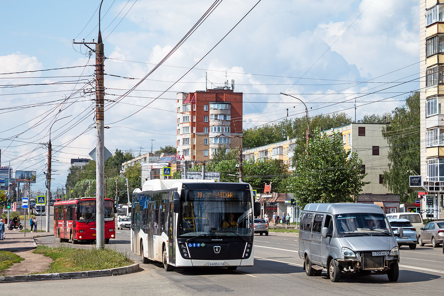 Кировская область, НефАЗ-5299-40-57 (CNG) № В 600 ОС 43; Кировская область, ГАЗ-322130 (XTH, X96) № С 709 ХЕ 43