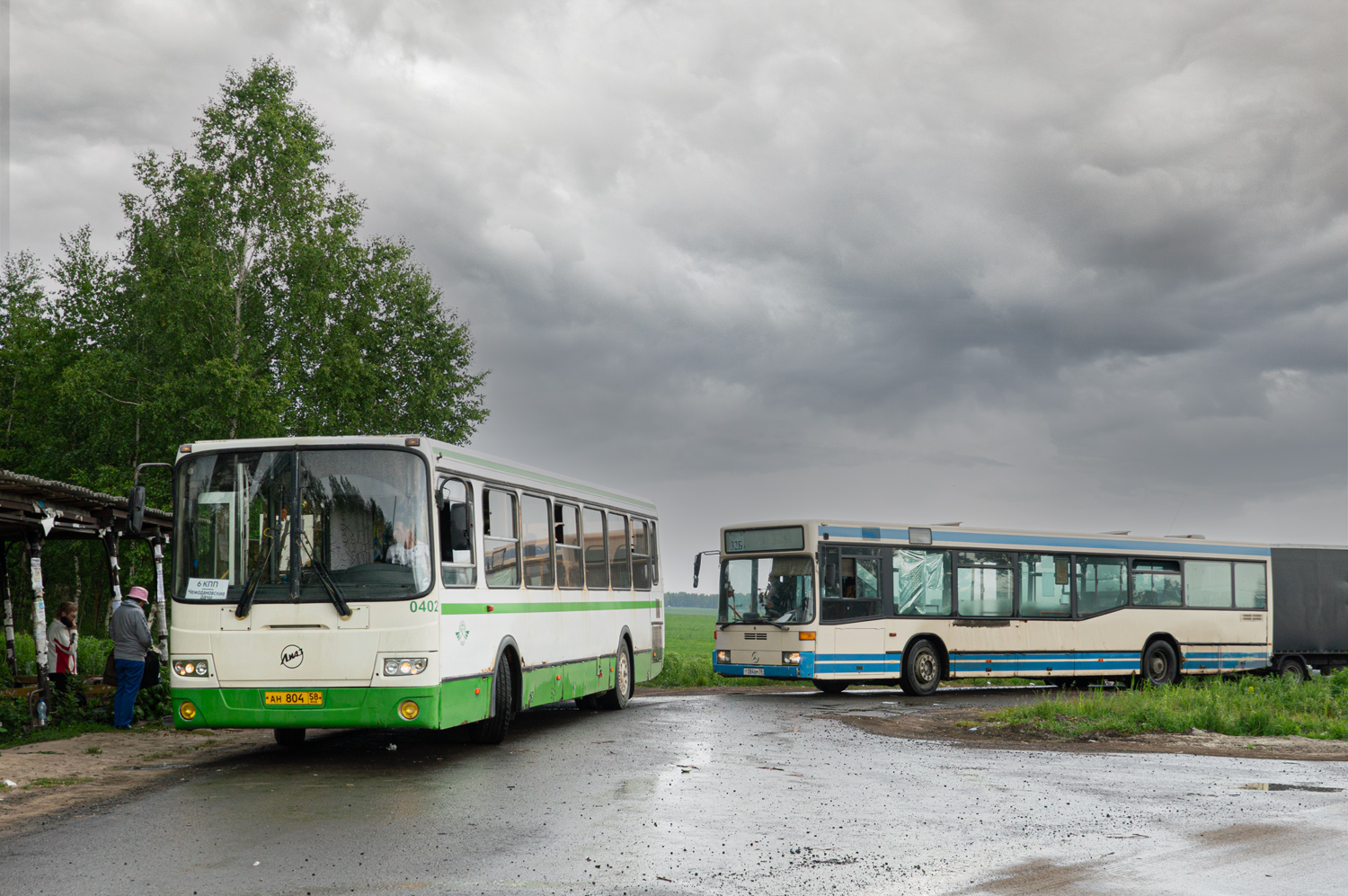 Пензенская область, ЛиАЗ-5256.46 № 402; Пензенская область, Mercedes-Benz O405N2 № Т 084 ВМ 58; Пензенская область — Автобусные вокзалы, станции и конечные остановки