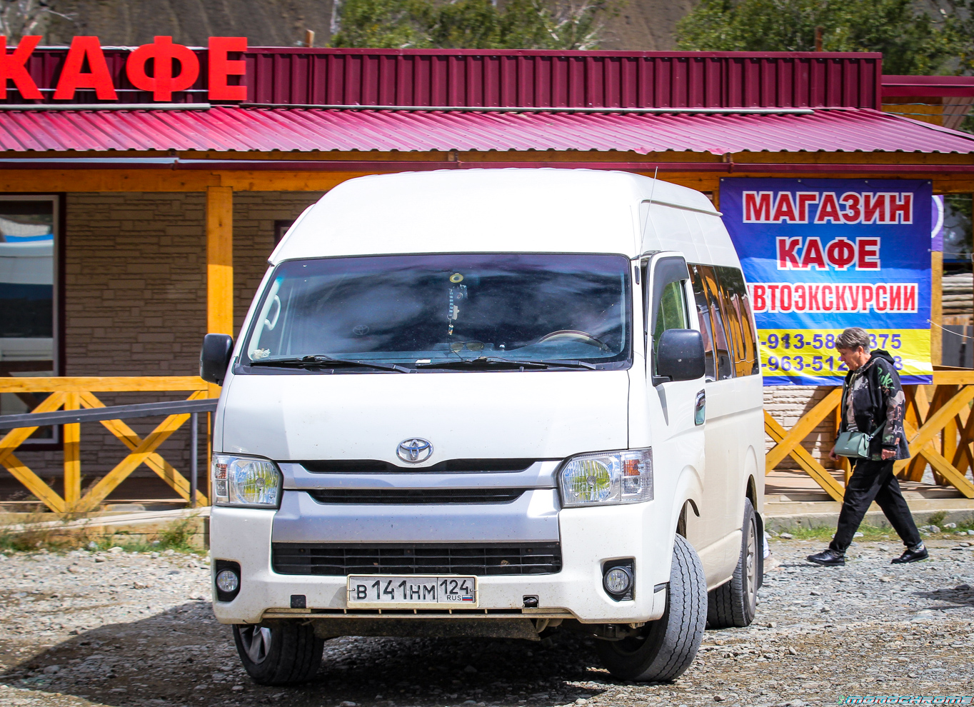Алтайский край, Toyota HiAce TRH223L № В 141 НМ 124