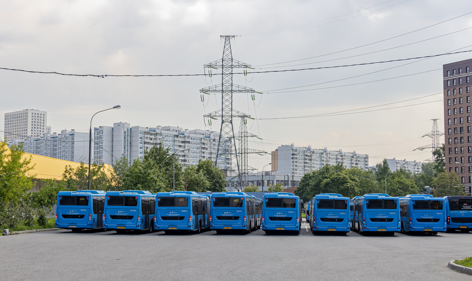 Москва, ЛиАЗ-6213.65 № 030342; Москва, ЛиАЗ-6213.65 № 030344; Москва, ЛиАЗ-6213.65 № 030339; Москва, ЛиАЗ-6213.65 № 032779; Москва, НефАЗ-5299-40-52 № 030873; Москва — Автобусные вокзалы, станции и конечные остановки