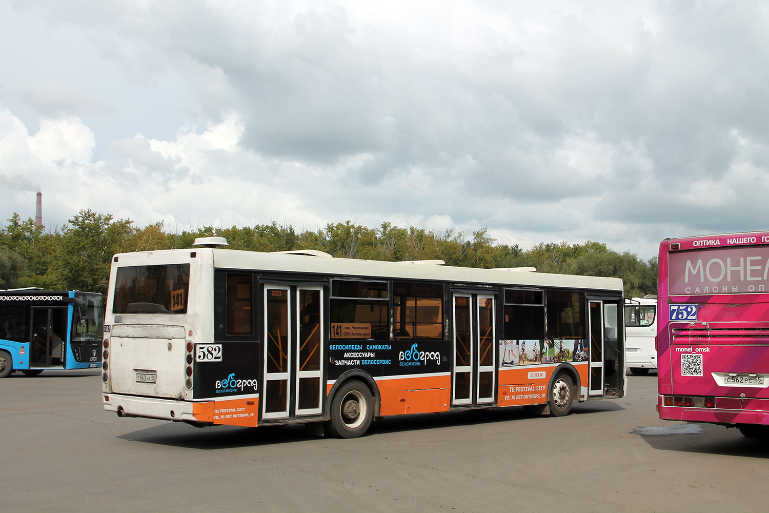 Омская область, НефАЗ-5299-31-52 № 139; Омская область, ЛиАЗ-5256.53 № 582